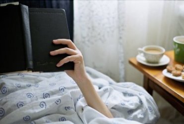reading-in-bed